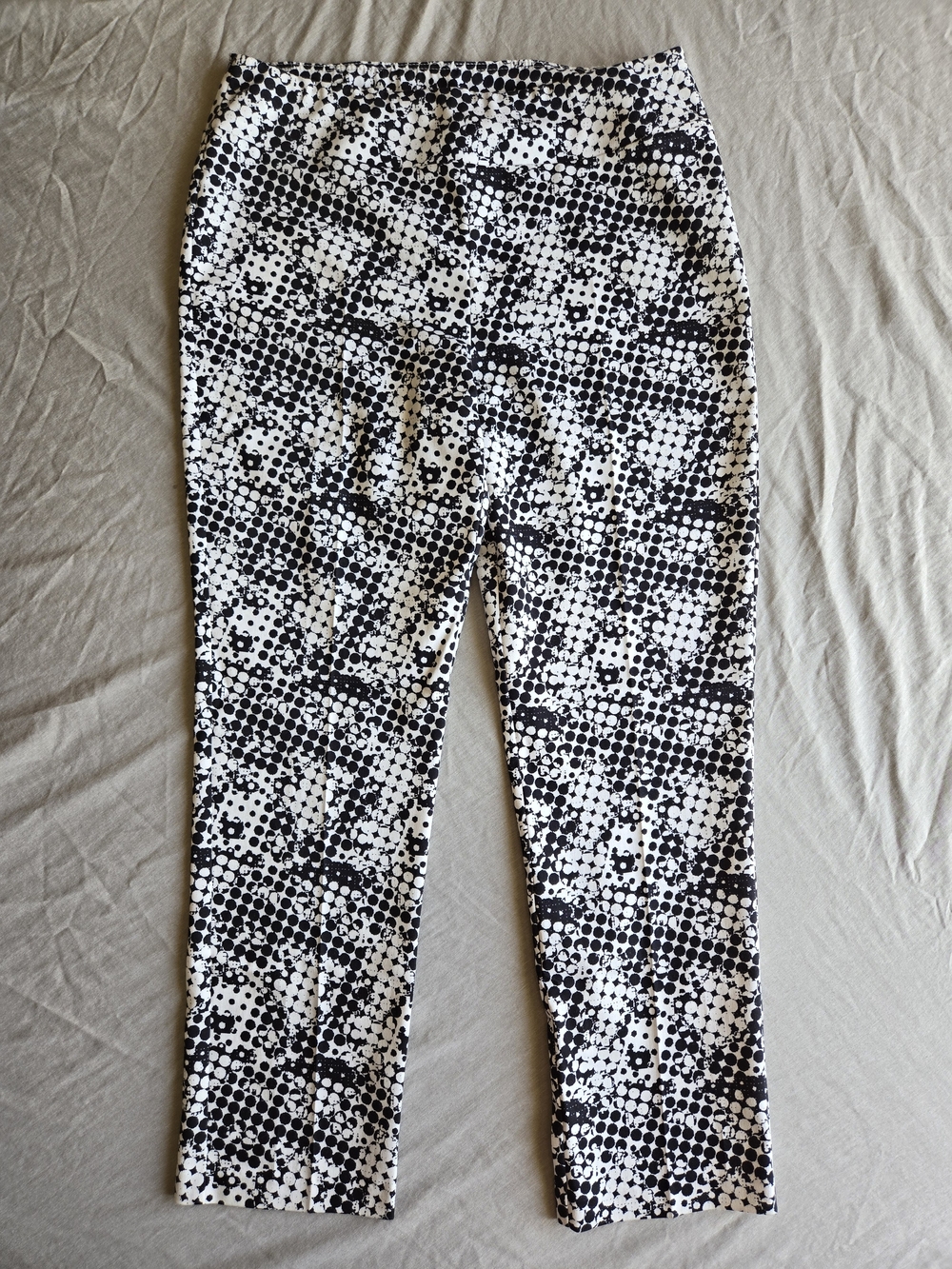 Joseph Ribkoff Black & White Graphic Print Slim Pull-On Pants - Size 10